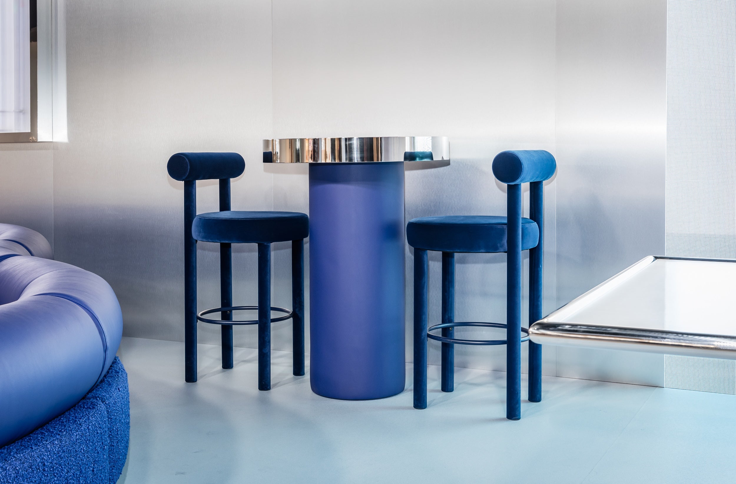Zeon Bar Table