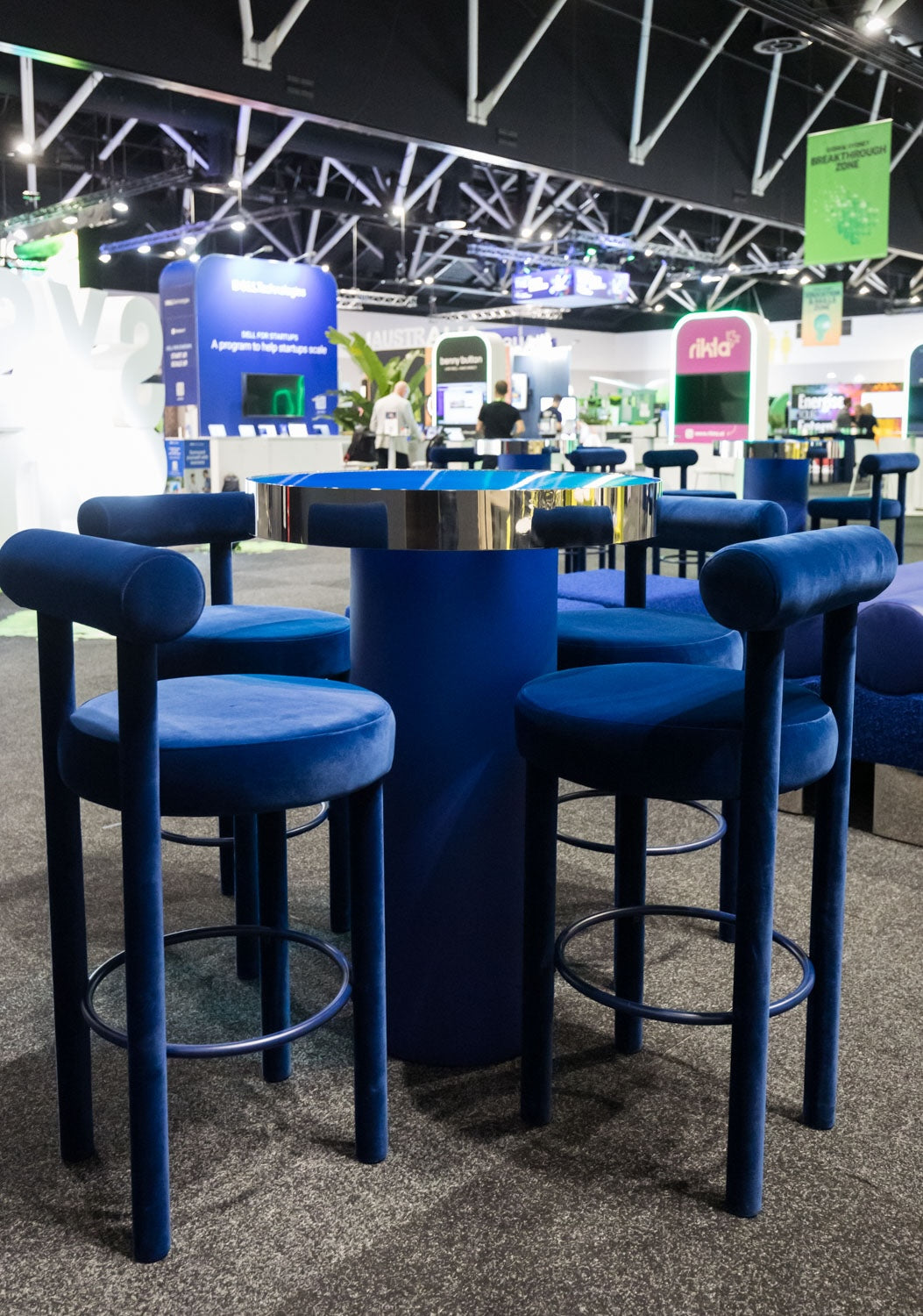 Zeon Bar Table