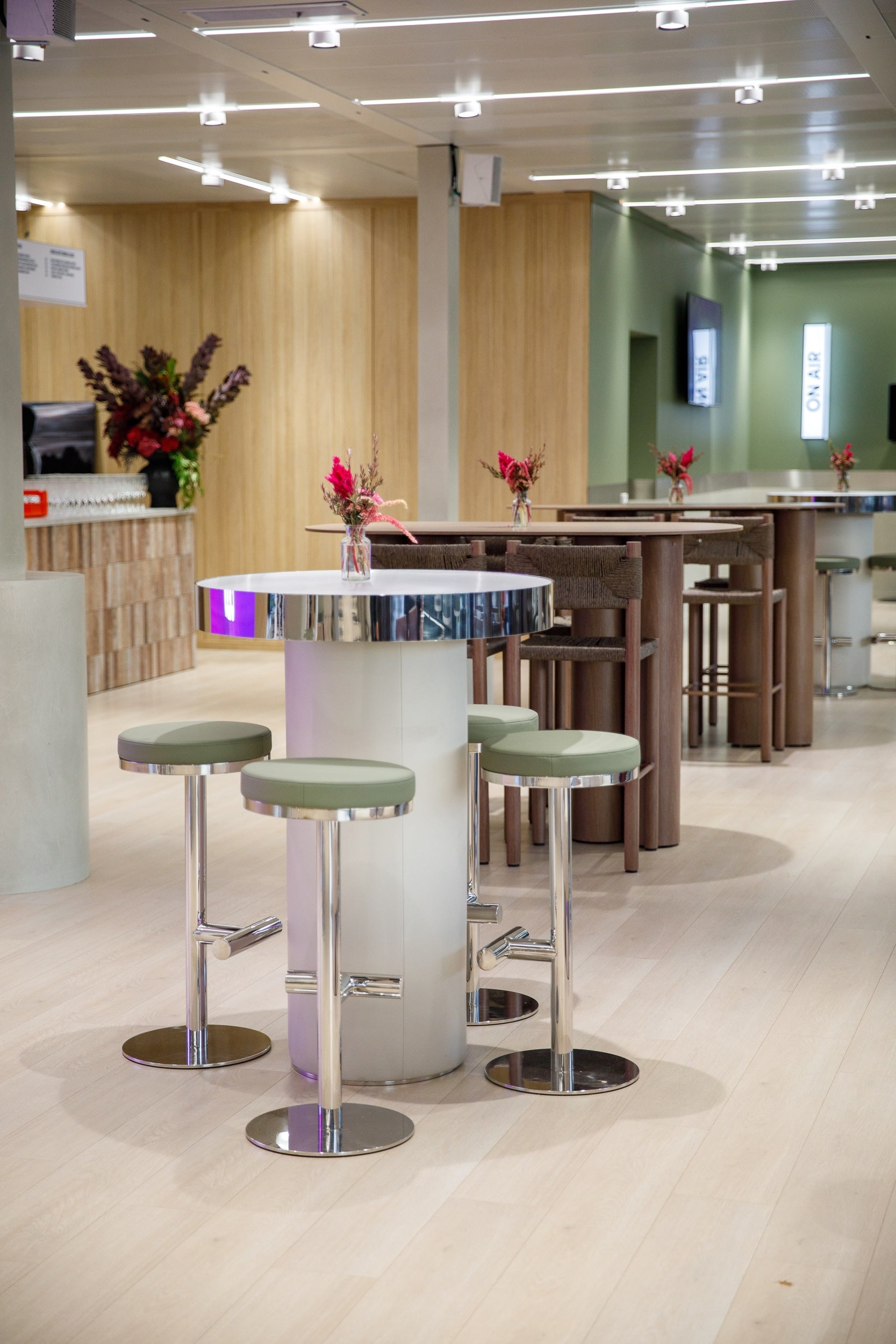Zeon Bar Table