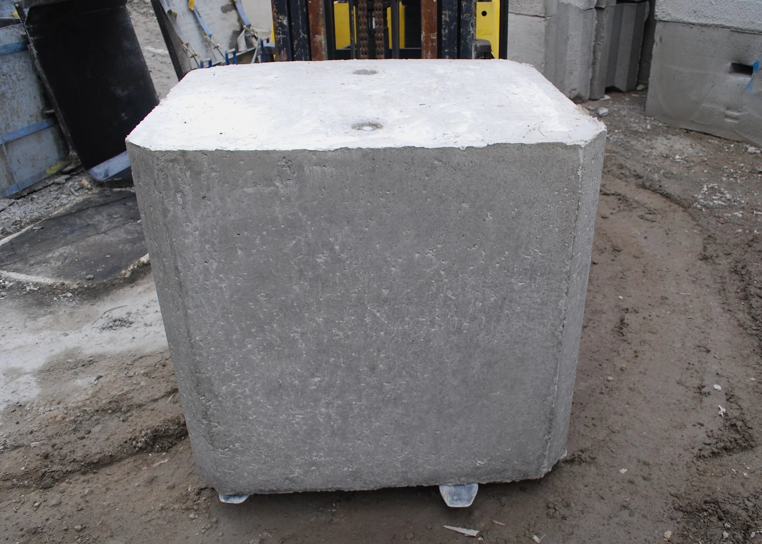 Stackable Weight - concrete. 600(w) x 1200(l) x 600(h) - 1 ton